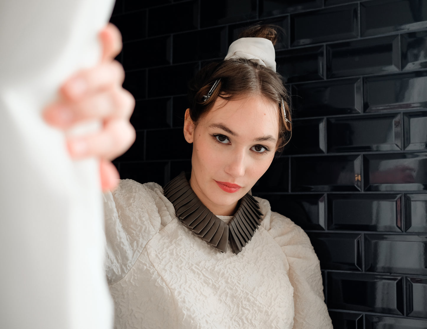Supersoft pleated leather collar in Greige