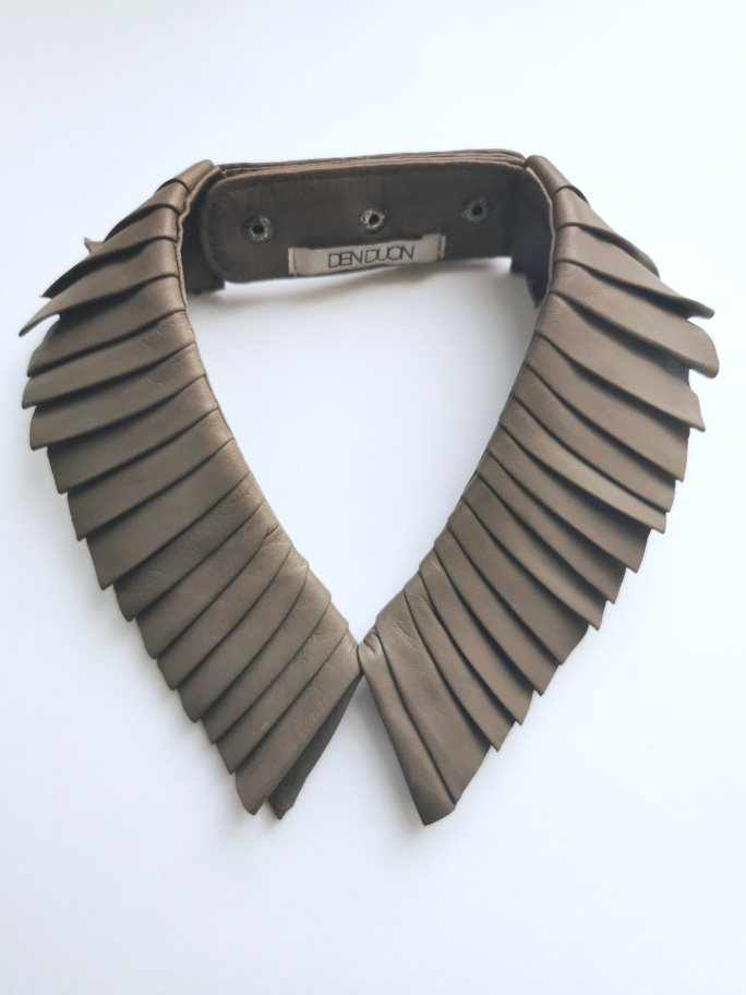 Denduon pleated leather collar in Greige on a white background