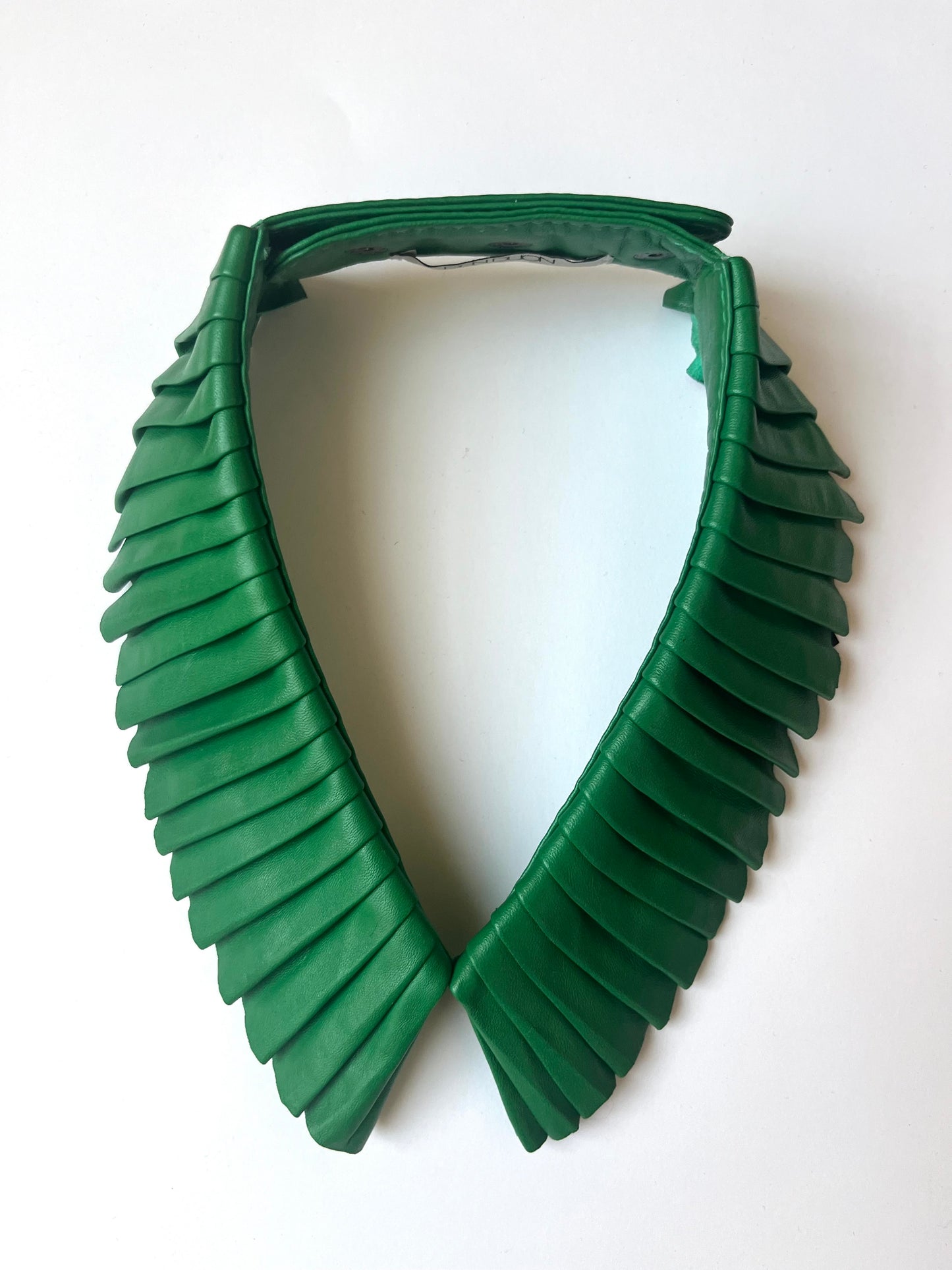 Denduon pleated leather collar in green colour on a white background