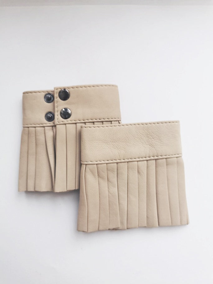 Denduon pleated leather cuffs in sandbeige on white background